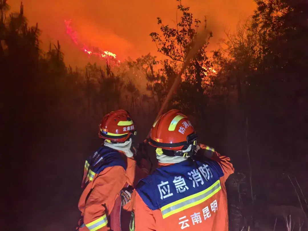 云南消防1063名指战员奋力抗击晋宁“4·12”森林火灾