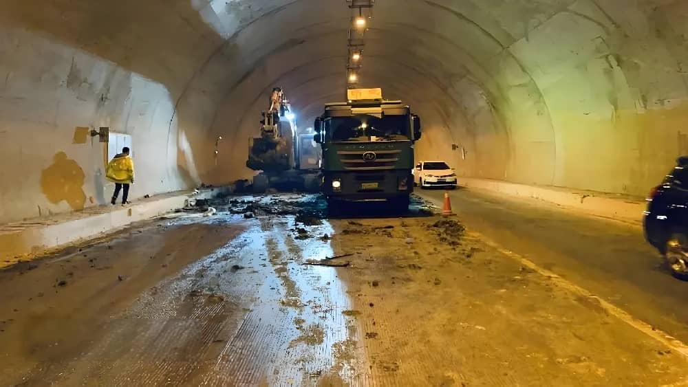 A truck caused an accident in the Wutong Tunnel on the Shanghai-Kunming Expressway, resulting in a v