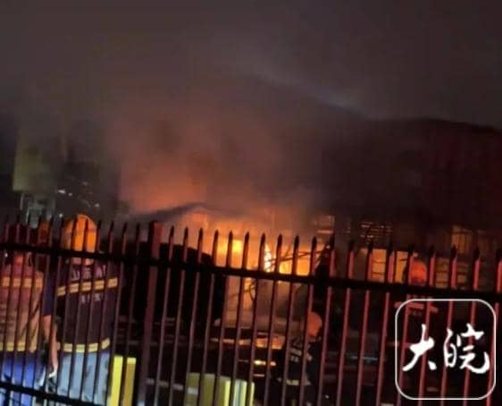 青岛西海岸新区凌晨突发火灾,未造成人员伤亡