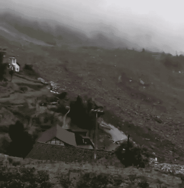 四川筠连县沐爱镇山体滑坡救援:2人获救无生命危险