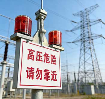 高压线防外破警示灯：为什么每个施工单位都离不开它？