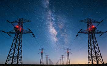 输电网络的高空警示符：电力铁塔太阳能航空障碍灯