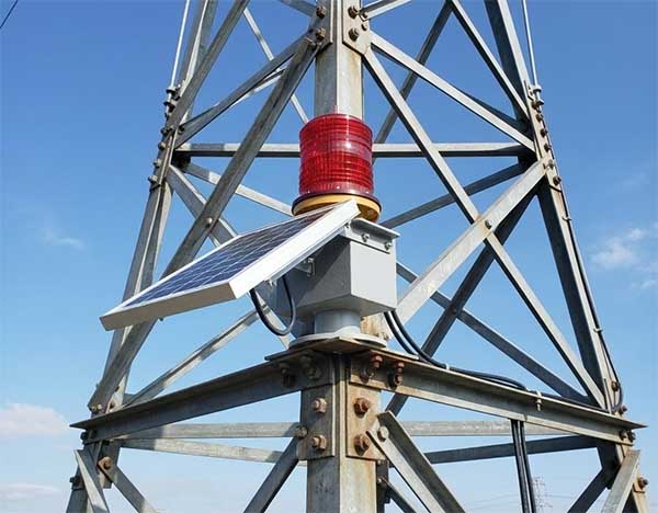 架空输电线路防误碰，电力太阳能航空障碍灯全程守护