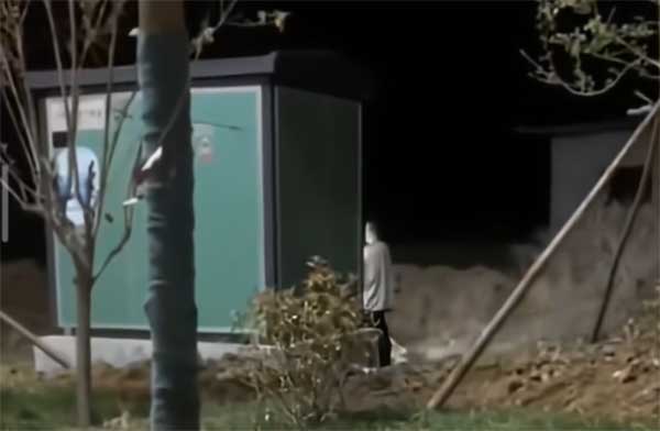 夜间看不清警示牌？智能警示装置解决安全隐患