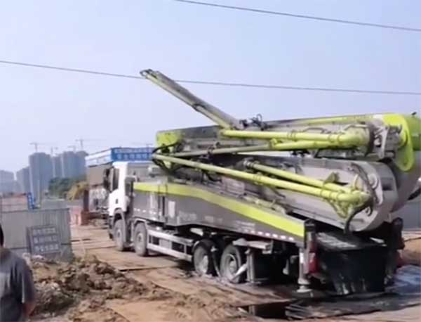 泵车碰线、电弧四射！高压线取电防外破警示装置从源头阻断外破事故