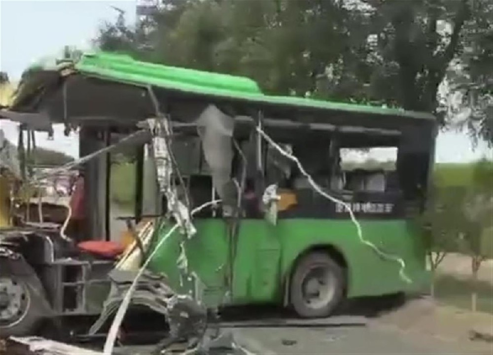 河北廊坊大城县发生严重车祸：公交车与货车相撞，现场损毁严重